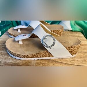 CL by Laundry White Sandals with Rhinestone Buckle Sz 9.5